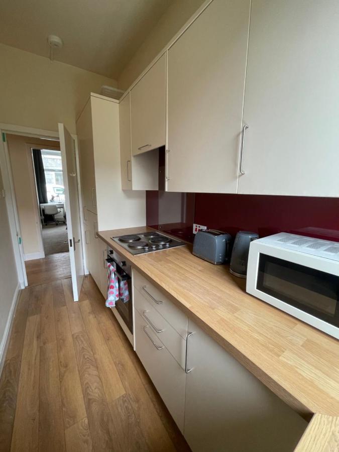 Beautiful 2 Bedroom Apartment- Prime Location, Aberdeen Centre Экстерьер фото