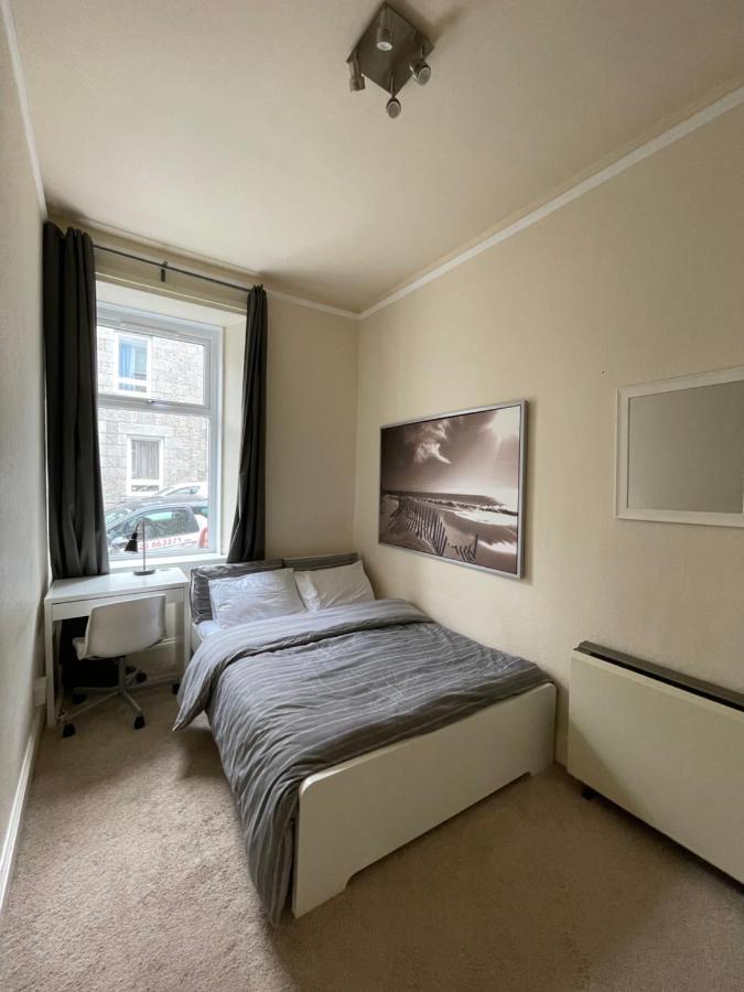Beautiful 2 Bedroom Apartment- Prime Location, Aberdeen Centre Экстерьер фото